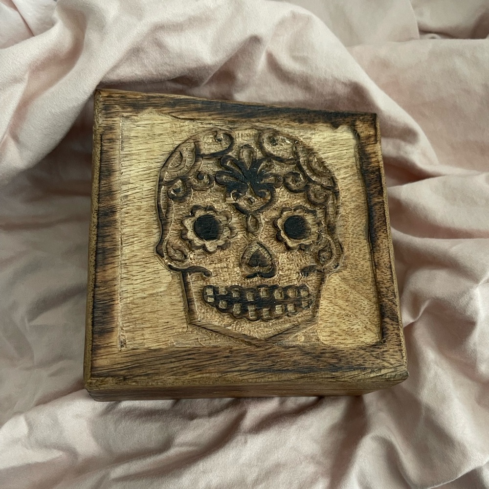 Small Wooden Skull Carved Box with 2🆓 Purse Holders